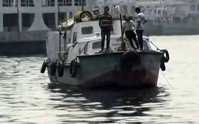 বুড়িগঙ্গায় নৌকাডুবি; এক শিশুর লাশ উদ্ধার, এখনো চলছে তল্লাশি 1 boat capsizes buriganga 1