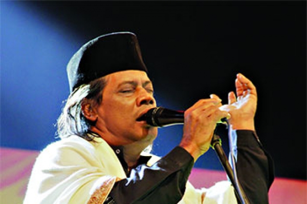 বারী সিদ্দিকীর কবরে ভক্তদের ফুলেল শ্রদ্ধা 1 125994139 671481206842198 2701929760993487517 n 14