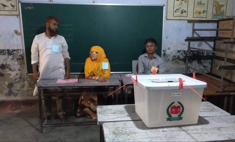 ঢাকা-১৮ ও সিরাজগঞ্জ-১ আসনে চলছে ভোট 1 ভোট