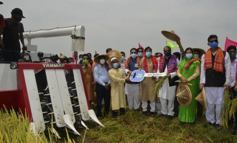 সফলভাবে বোরো ধান তুলতে পারলে খাদ্যের সংকট হবে না 1 হারভেস্টার