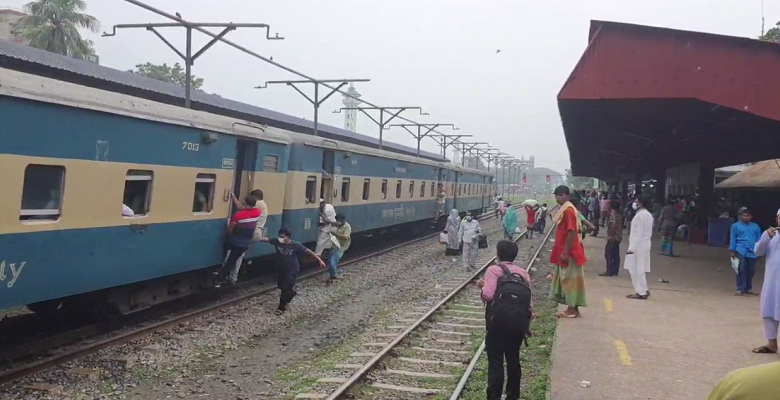 ৩ টি বিশেষ ট্রেন চালু হওয়ায় কমছে যানজট 1 ট্রেন