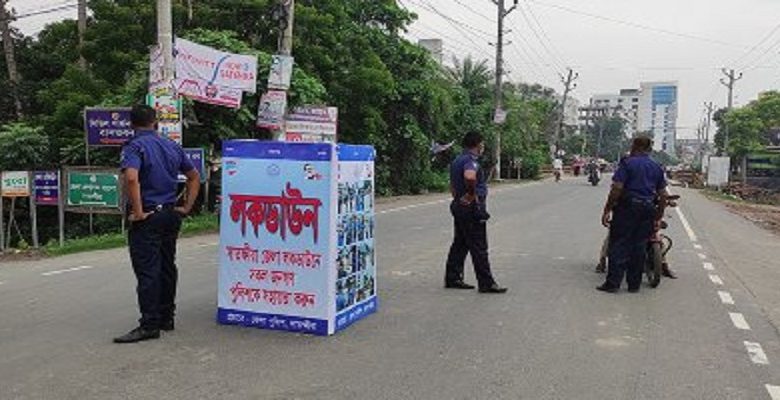 স্বাস্থ্যবিধি উপেক্ষা করে চলাচল করছে মানুষ 1 লকডাউন