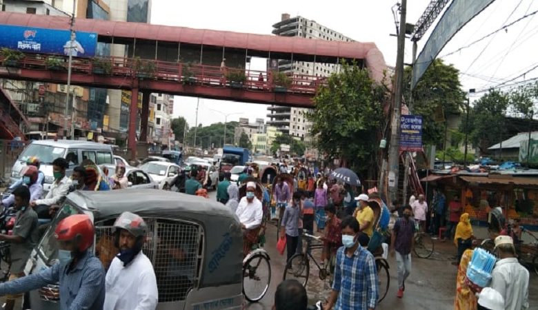 বিধিনিষেধের মধ্যে সড়কগুলোতে বেড়েছে গাড়ি ও মানুষ চলাচল 1 ছবি