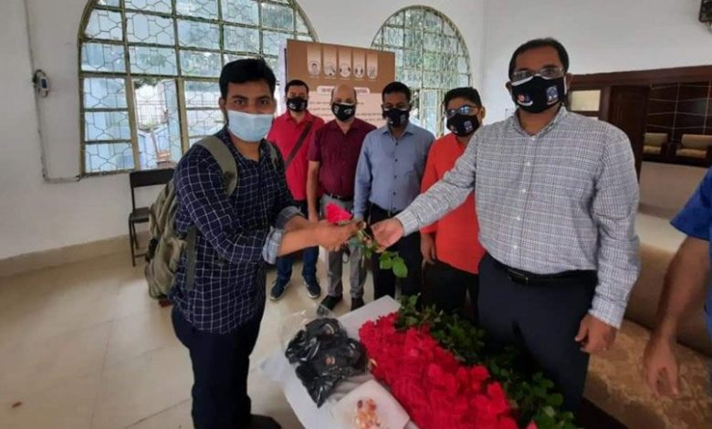 ফুল ও চকলেট দিয়ে শিক্ষার্থীদের বরণ করল ঢাকা বিশ্ববিদ্যালয় 1 du