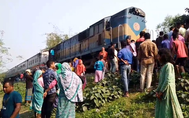 nilfamari train accident