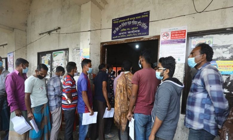 রাজধানীতে গণপরিবহন শ্রমিকদের করোনা টিকা দেওয়া শুরু 1 টিকা