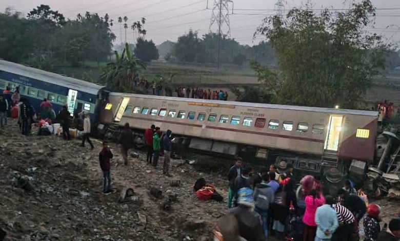 ভারতের পশ্চিমবঙ্গের জলপাইগুড়িতে ট্রেন দুর্ঘটনা, বহু হতাহতের শঙ্কা 1 ট্রেন 1