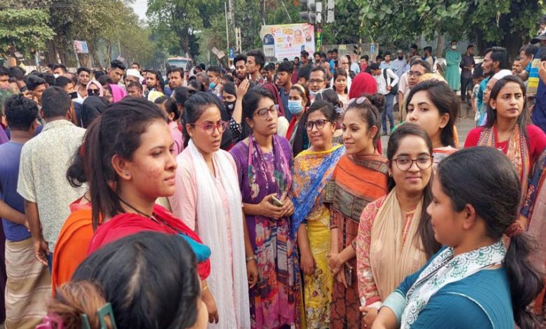 ঢাকা কলেজের শিক্ষার্থীদের আন্দোলনে সংহতি জানিয়েছে ইডেন মহিলা কলেজের ছাত্রীরা 1 ইডেন