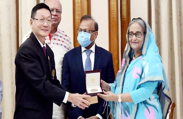 পল্লী উন্নয়ন পদক পেলেন প্রধানমন্ত্রী 1 image 179191 1653807963 .3.3.3.3.3.