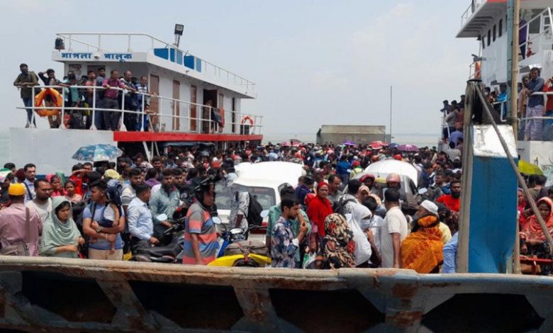 দৌলতদিয়া ঘাটে রাজধানীমুখী মানুষের চাপ বাড়ছে 1 rajbari feri 1562