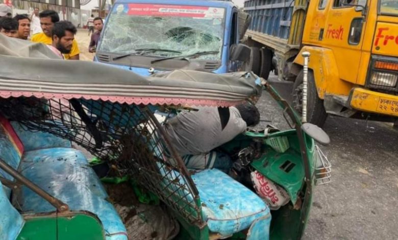 নরসিংদীর রায়পুরায় কার্ভাডভ্যানের চাপায় ৪ জন নিহত 1 narsingdi road accident pic 25.03.2022