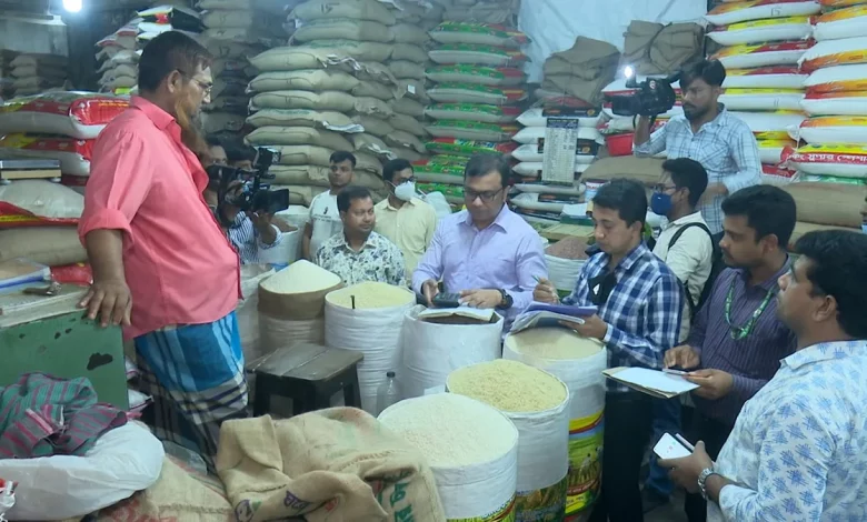 চালের দাম নিয়ন্ত্রণ ও অবৈধ মজুদ ঠেকাতে রাজধানীতে খাদ্য মন্ত্রণালয়ের অভিযান 1 unnamed 3.000000..