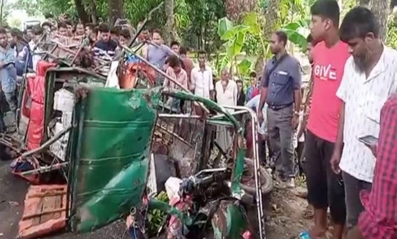 বরিশালের বাকেরগঞ্জে বাস-অটোরিকশা সংঘর্ষে নিহত ৫ 1 বরিশাল