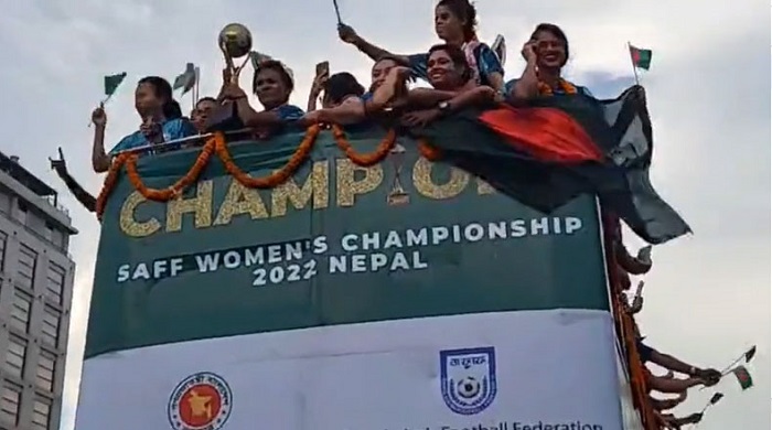 ছাদখোলা বাসে হাজারো মানুষের ভালোবাসায় সিক্ত সাবিনারা 1 banglasdesh women football team