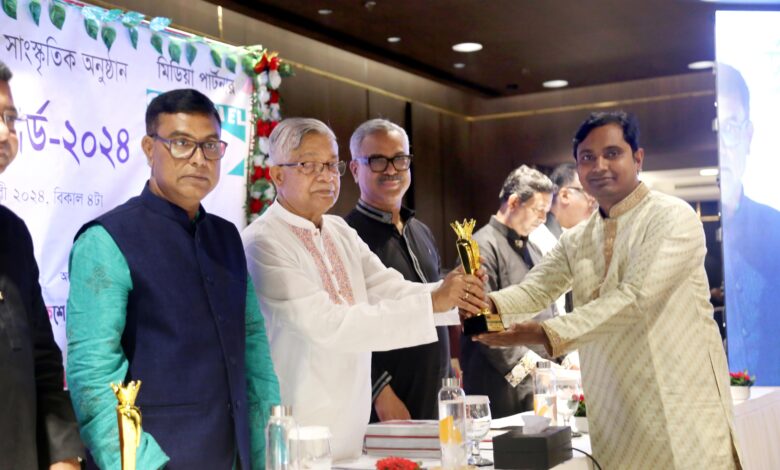 ট্রাব অ্যাওয়ার্ডে শ্রেষ্ট নাট্যকার হলেন রাজীব মণি দাস 1 নাট্যকার রাজীব মণি দাস