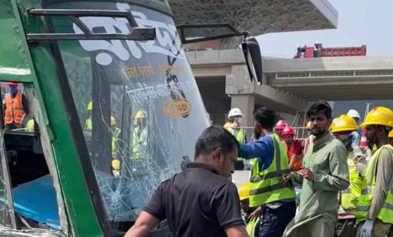 শাহজালালের তৃতীয় টার্মিনালের দেয়াল ভেঙে ঢুকে পড়লো রাইদা বাস, প্রকৌশলী নিহত 1 raidabus