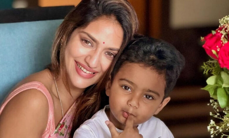মাতৃদিবসে ছেলে ঈশানকে প্রথম বার প্রকাশ্যে আনলেন নুসরত 1 nusrat