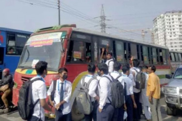 রাজধানীতে সপ্তাহে সাত দিনই শিক্ষার্থীদের জন্য বাসে অর্ধেক ভাড়া 1 student