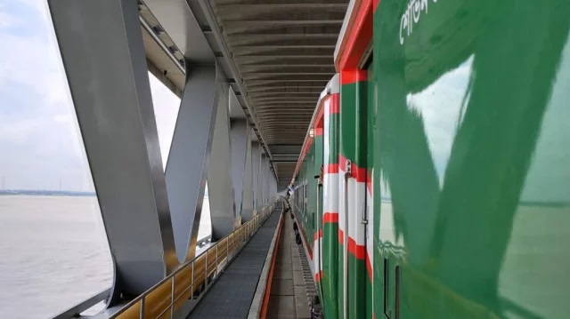 Train benapole