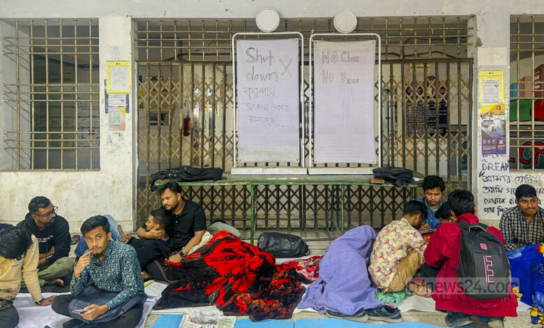 জবিতে ‘কমপ্লিট শাটডাউনে’ অনশনরতরা 1 jagannath university complete shutdown