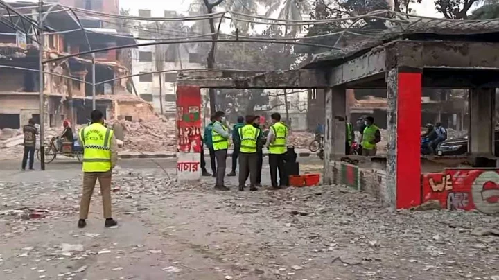 ধানমন্ডি ৩২ নম্বর থেকে হাড়ের আলামত সংগ্রহ 1 hanmondi 32 alamot