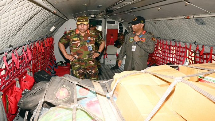 মিয়ানমারে ত্রাণ নিয়ে গেলো বিমান ও সেনাবাহিনীর দুই বিমান 1 Myanmar tran