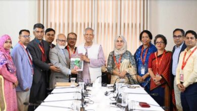 প্রধান উপদেষ্টা ড. মুহাম্মদ ইউনূসের কাছে প্রতিবেদন জমা দিচ্ছে স্থানীয় সরকার সংস্কার কমিশন। ছবি: সংগৃহীত