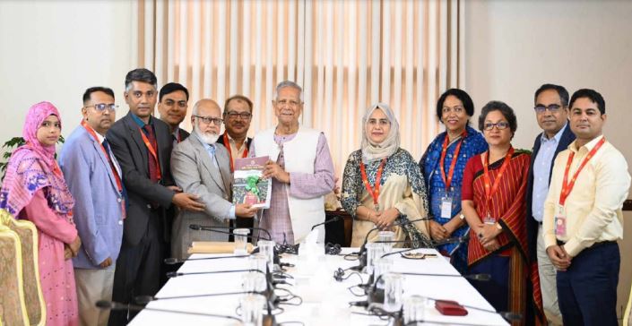 প্রধান উপদেষ্টা ড. মুহাম্মদ ইউনূসের কাছে প্রতিবেদন জমা দিচ্ছে স্থানীয় সরকার সংস্কার কমিশন। ছবি: সংগৃহীত