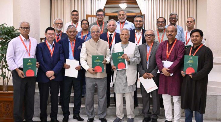 প্রধান উপদেষ্টার কাছে খসড়া প্রতিবেদন জমা দিলো শ্রম সংস্কার কমিশন 1 33