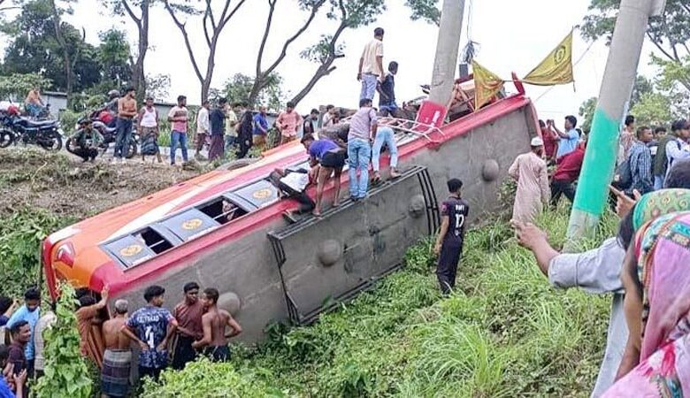 বাস নিয়ন্ত্রণ হারিয়ে খাদে, নিহত ৫ আহত ৩৫ 1 Bus accident