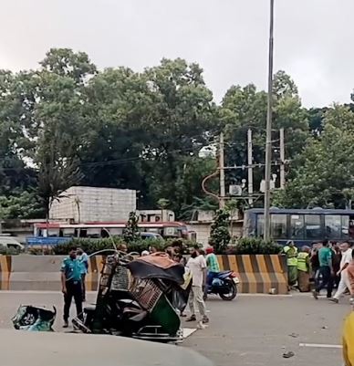 রাজধানীর কুর্মিটোলা হাসপাতালের সামনের ইউটার্নে সড়ক দুর্ঘটনায় একজন নিহত 1 01 4