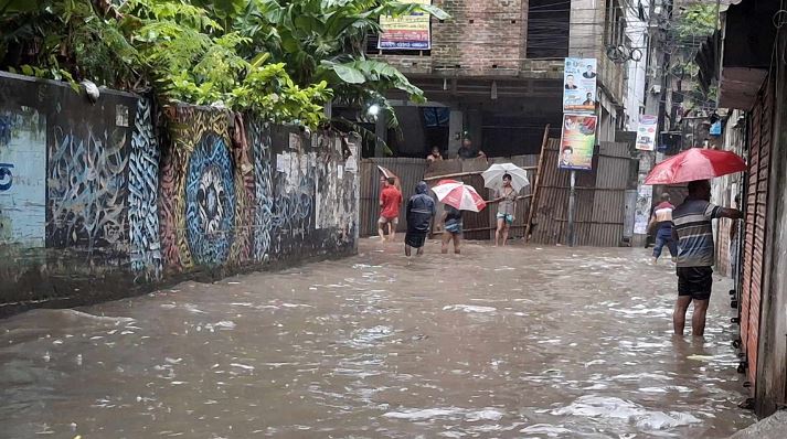 রাতভর বৃষ্টিতে নাকাল রাজধানীবাসী, জলাবদ্ধতা-ভোগান্তি 1 11 5