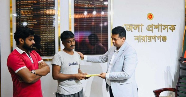 নারায়ণগঞ্জে অগ্নিকাণ্ডে আহত-নিহতের পরিবারের পাশে ডিসি 1 6536696696