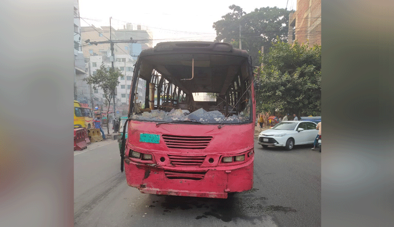 রাজধানীর বাড্ডা ও শাহজাদপুরে ২ বাসে আগুন, ধানমন্ডিতে ককটেল বিস্ফোরণ 1 bus agun