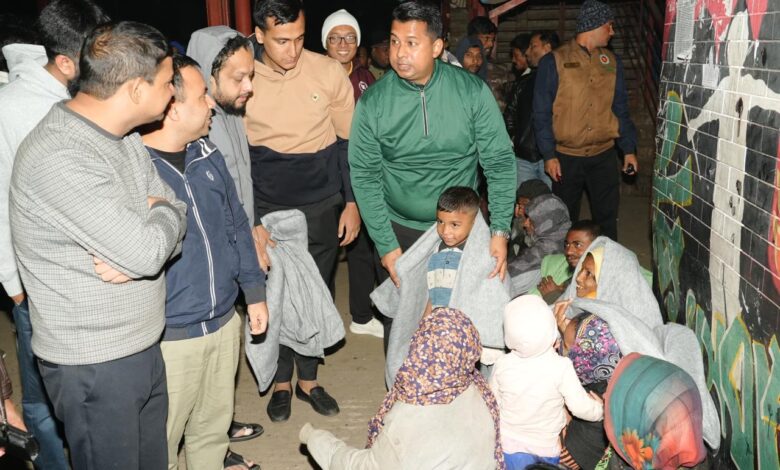হাড়কাঁপানো শীতে ঘুমন্ত মানুষের পাশে চট্টগ্রামের ডিসি 1 WhatsApp Image 2026 01 01 at 4.42.39 PM 1