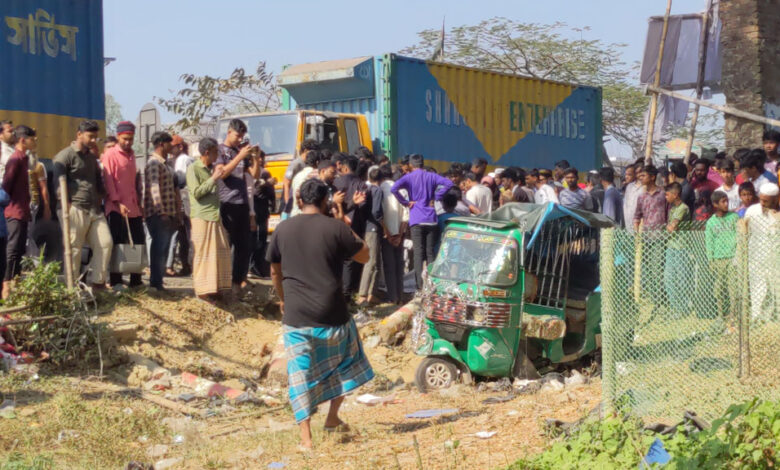 মিরসরাইয়ে ট্রাকের ধাক্কায় মাদ্রাসা শিক্ষার্থীসহ নিহত ২ 1 drghtn BeM0yKo