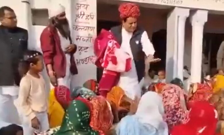মহিলা মুসলিম জেনেই চটলেন বিজেপি নেতা, ‘মোদিকে গালি দেন, আবার কম্বলও নেবেন?’ 1 1771824851 bjp leader 1