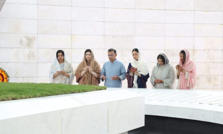 ঈদের দিনে পরিবার নিয়ে মা-বাবার কবর জিয়ারত করলেন প্রধানমন্ত্রী 1 650430169 122106819375276357 8305394451780265927 n