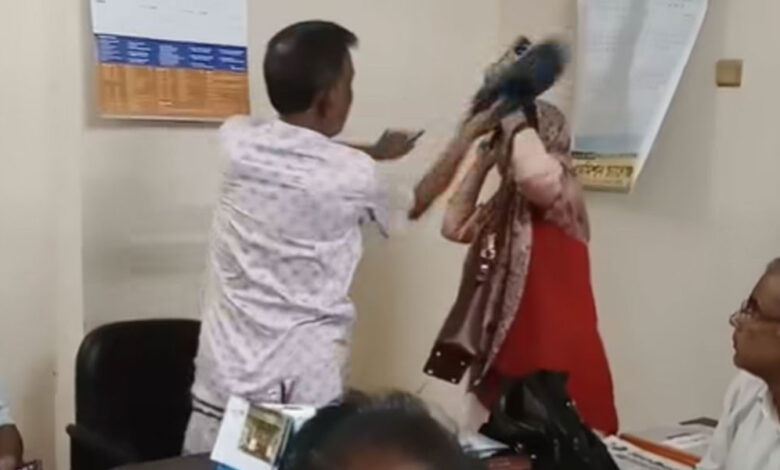 কলেজে ঢুকে শিক্ষিকাকে জুতাপেটা করলেন বিএনপি নেতা 1 1776994879 d0096ec6c83575373e3a21d129ff8fef