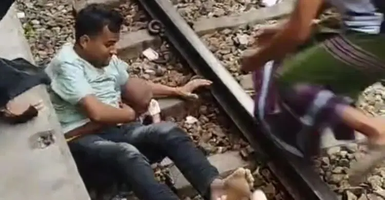 মায়ের হাত ফসকে ট্রেনের নিচে শিশুসন্তান, ঝাঁপিয়ে পড়ে রক্ষা করলেন বাবা 1 3 pic 20260429014908