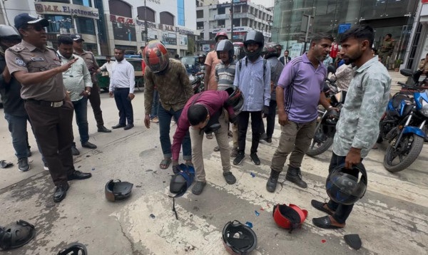 ট্রাফিক গুলশান ডিভিশনের উদ্যোগে ‘প্লাস্টিক হেলমেট ভাঙা কর্মসূচী’ 1 4840030a d7cf 49f9 a998 eda4cc0b9423