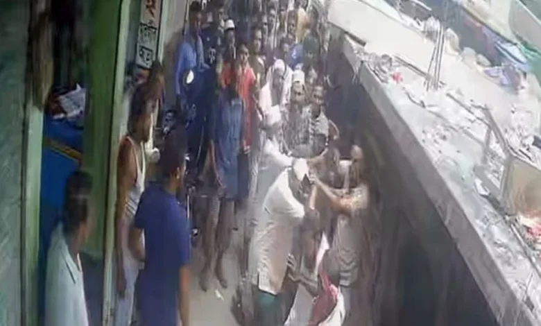 ‘বৈশাখী চাঁদা’ না দেওয়ায় ব্যবসায়ীকে মারধর, অভিযোগ মৎস্যজীবী দলের নেতার বিরুদ্ধে 1 69cb5bb382344f181231b3fd295b50f2 69df28670c007