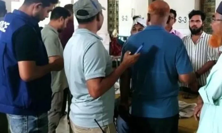 যুবককে প্রকাশ্যে কুপিয়ে জখম, প্রাণ বাঁচাতে থানায় আশ্রয় 1 chuadanga 20260427113347