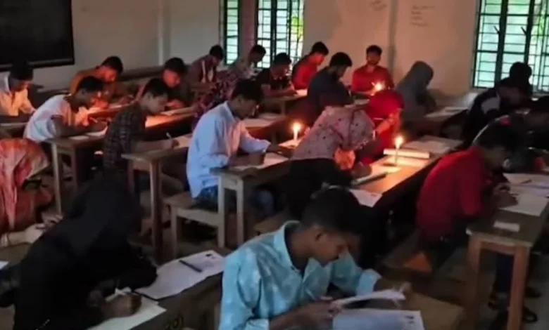 বিদ্যুৎ না থাকায় মোমবাতির জ্বালিয়ে ডিগ্রি পরীক্ষা 1 e95a7511e558c4a959c9e6fa12a03709 69f2d16b0c978