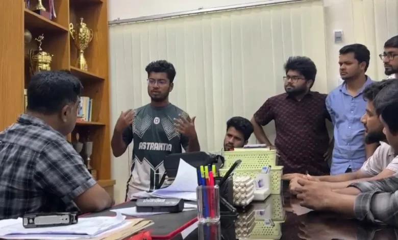 ‘নারী থাকার’ অভিযোগে হলে তল্লাশি, ৩ ছাত্রের আবাসিকতা স্থগিত 1 image 281597 1775970429