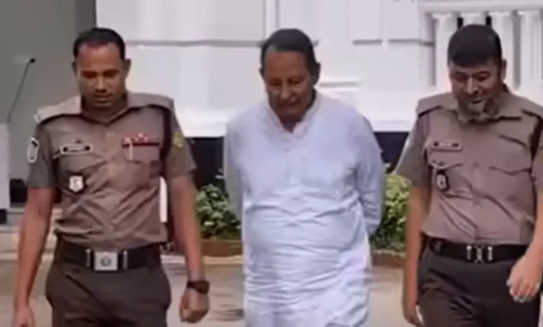 শাস্তির মুখে ইনুকে ‘টেনশন কইরেন না’ বলা ২ পুলিশ সদস্য 1 image 286852 1777518308