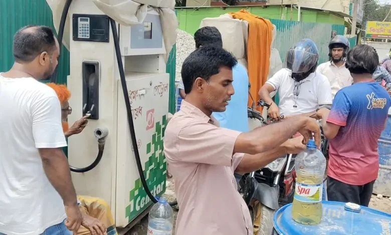 বোতলে তেল বিক্রির ভিডিও ধারণ করায় সাংবাদিককে হেনস্তা 1 tangail 20260415161436