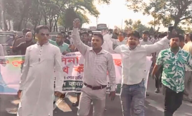 মহাসড়কে আ.লীগের ঝটিকা মিছিল, পুলিশ দেখে পলায়ন 1 S 5 6a1bd96e414ac