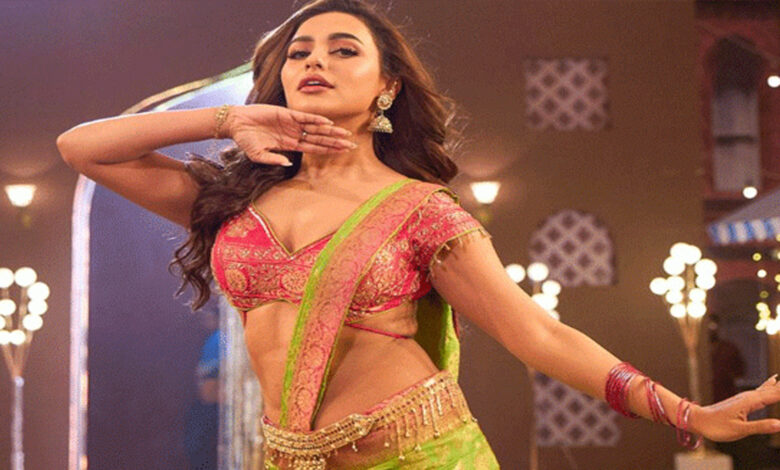 আকর্ষণীয় লুকে নুসরাত ফারিয়া মাতাবেন ‘লোকে বলে’ গানে 1 ab2a70a524dc408e1763c3ba410212b534565fd4de78f26a