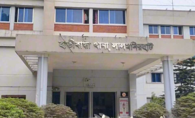 লালমনিরহাটে পুলিশের ওপর হামলা, হাতকড়াসহ আসামি ছিনতাই 1 e17fdf19606e58ee6c9917c4e66c1207586103670d49aa0a